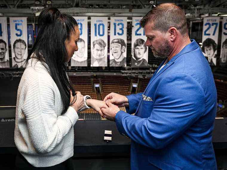 Un super fan des Maple Leafs marque dans une demande en mariage unique