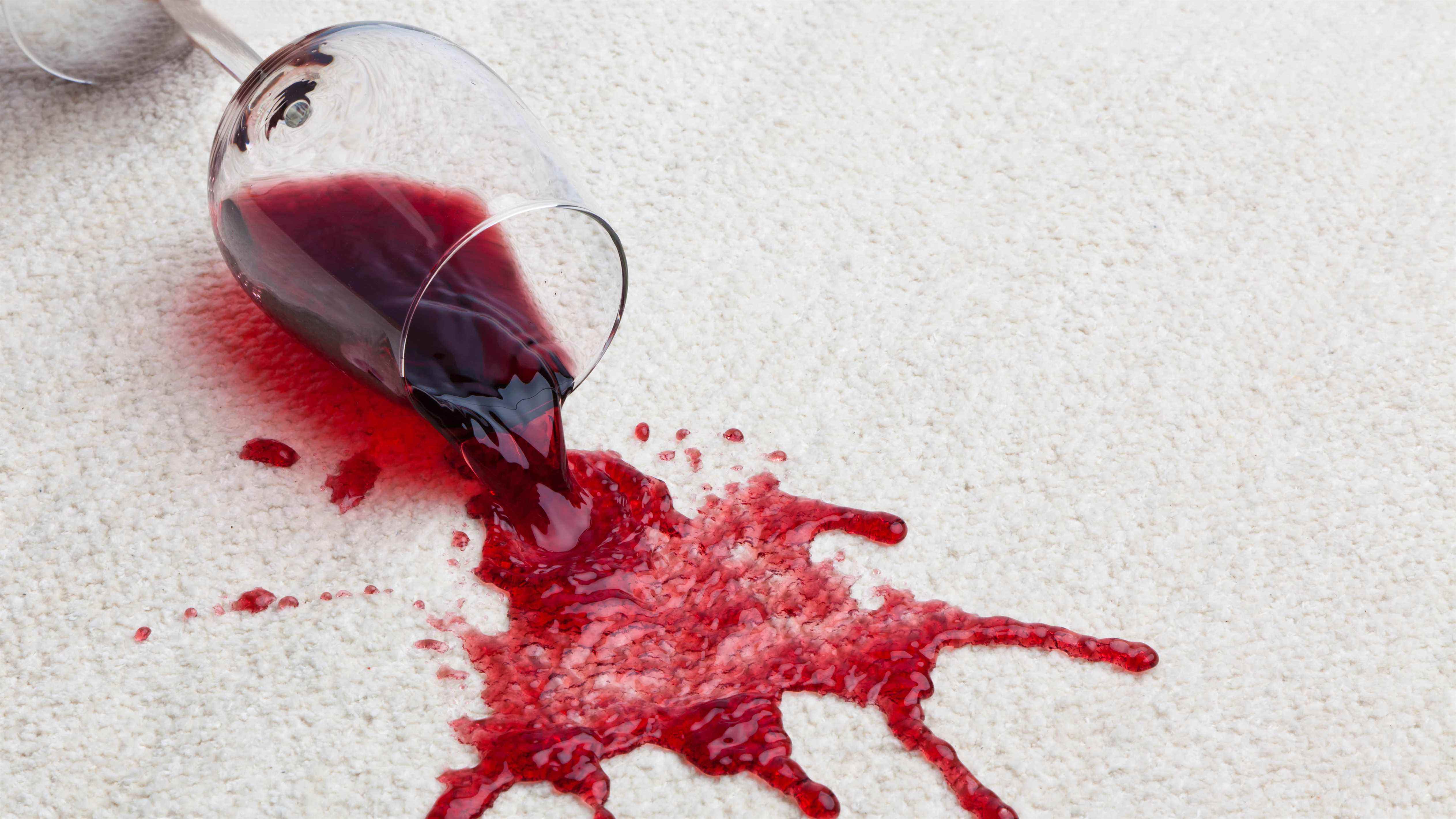 Vin rouge renversé sur un tapis