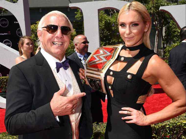 Ah, papa !  La star de la WWE Charlotte Flair sur les réseaux sociaux bodyslams le célèbre père Ric Flair