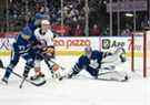 Timothy Liljegren des Maple Leafs se bat devant le gardien de but Jack Campbell avec Anthony Beauvillier des Islanders de New York lors de la deuxième période au Scotiabank Arena le dimanche 17 avril 2022. 