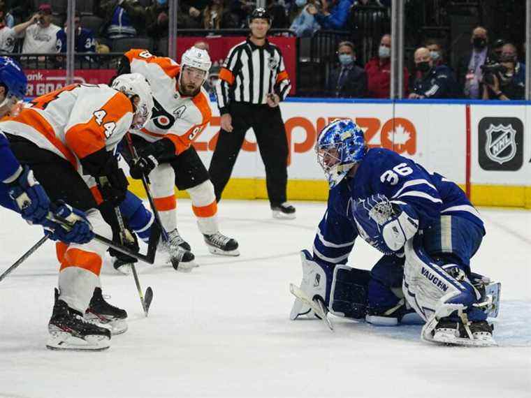 Campbell, prêt pour les séries éliminatoires, remporte 30 victoires alors que les Maple Leafs battent les Flyers