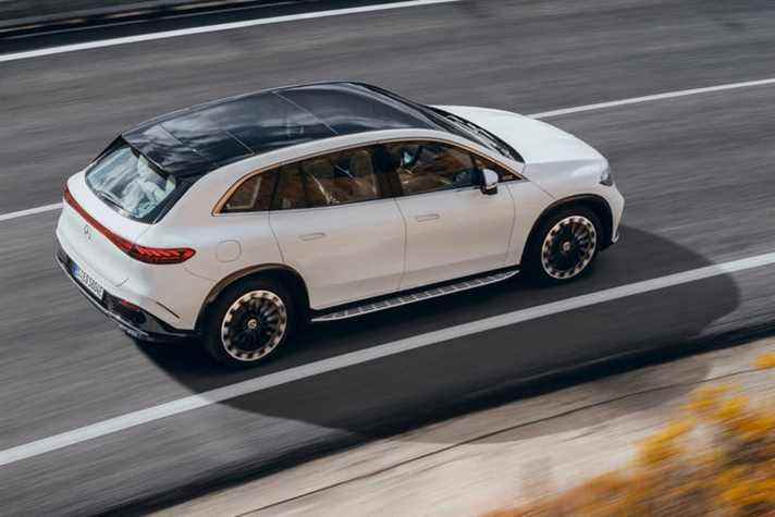 Vue de dessus arrière du SUV Mercedes-Benz EQS.