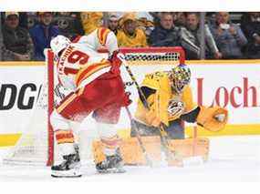 Le gardien des Predators Juuse Saros s'est arrêté sur l'ailier des Flames Matthew Tkachuk lors de la fusillade au Bridgestone Arena mardi soir à Nashville.