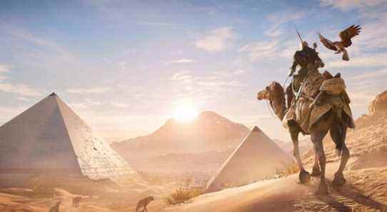 assassin's creed origins bayek on a horse looking at the pyramids