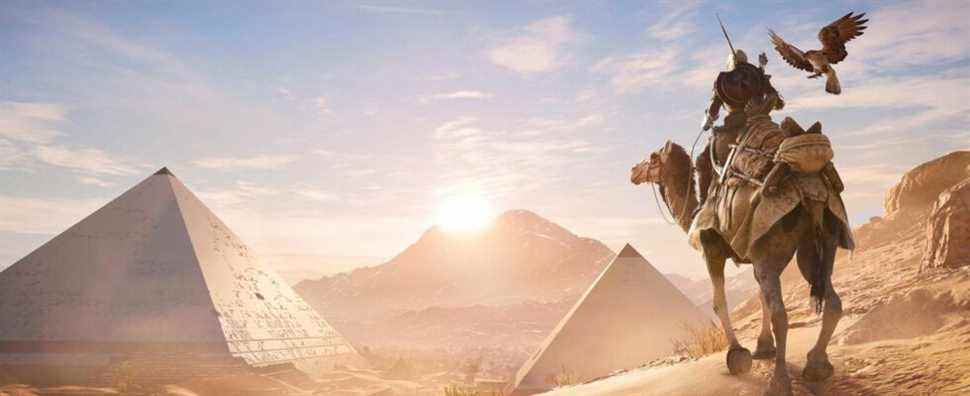 assassin's creed origins bayek on a horse looking at the pyramids