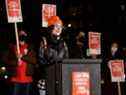 Starbucks Barista Gianna Reeve, membre du comité d'organisation à Buffalo, New York, s'exprime en faveur des travailleurs des sites Starbucks de Seattle qui ont annoncé leur intention de se syndiquer, lors d'un rassemblement au Cal Anderson Park à Seattle, Washington, le 25 janvier 2022.