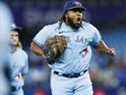 Vladimir Guerrero Jr. des Blue Jays de Toronto réagit à un appel annulé en leur faveur lors de la septième manche de leur match de la MLB contre les Oakland Athletics au Rogers Centre le 17 avril 2022 à Toronto, Canada.