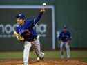 Le lanceur partant des Blue Jays Yusei Kikuchi (16) lance lors de la première manche contre les Red Sox de Boston au Fenway Park. 