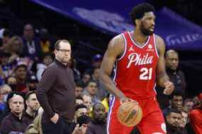 L'entraîneur-chef des Raptors, Nick Nurse, à gauche, regarde pendant le quatrième quart du match 2. La superstar des Sixers Joel Embiid, à droite, a démantelé les Raptors, marquant 31 points dans la nuit.  Tim Nwachukwu/Getty Images