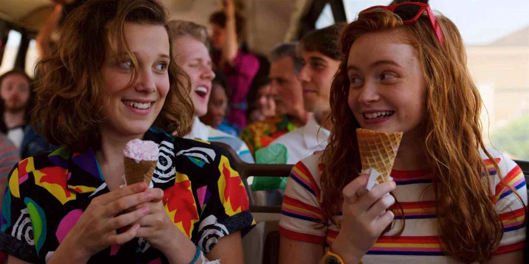 Eleven (Millie Bobby Brown) et Max (Sadie Sink) tenant des cornets de glace dans Stranger Things