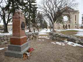 La Manitoba Metis Federation a invité le Souverain Pontife à se rendre à Winnipeg lors d'une prochaine visite au Canada.  La MMF aimerait que le Pape bénisse la tombe de Louis Riel.  Chris Procaylo/Winnipeg Sun