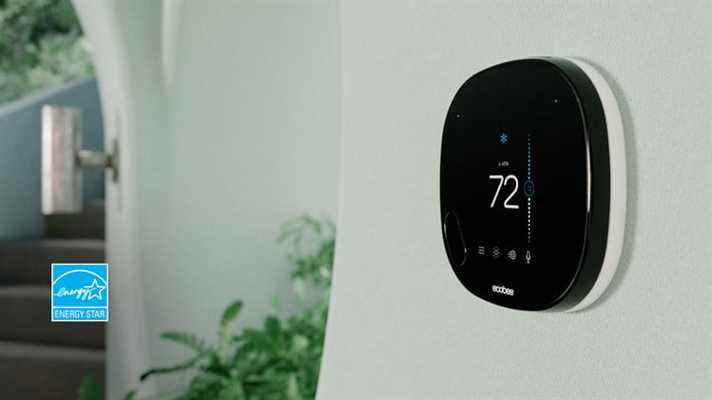 Thermostat Ecobee monté sur un mur.