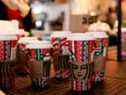 Les commandes mobiles attendent d'être récupérées dans un Starbucks, à Hambourg, dans la banlieue de Buffalo, New York.