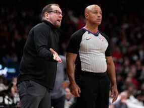 L'entraîneur-chef des Raptors de Toronto, Nick Nurse, s'entretient avec l'arbitre Marc Davis lors de la deuxième mi-temps de la première ronde éliminatoire de la NBA contre les 76ers de Philadelphie à Toronto, le mercredi 20 avril 2022. LA PRESSE CANADIENNE/Nathan Denette