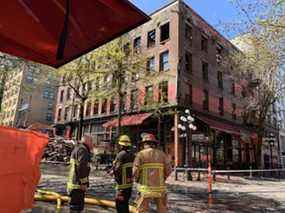 Des pompiers devant l'hôtel Winters au 203, rues Abbott et Water vendredi.