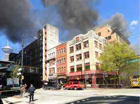 Les équipes de pompiers combattent un incendie à quatre alarmes à la résidence Winters au 203, rue Abbott à Vancouver le 11 avril 2022.