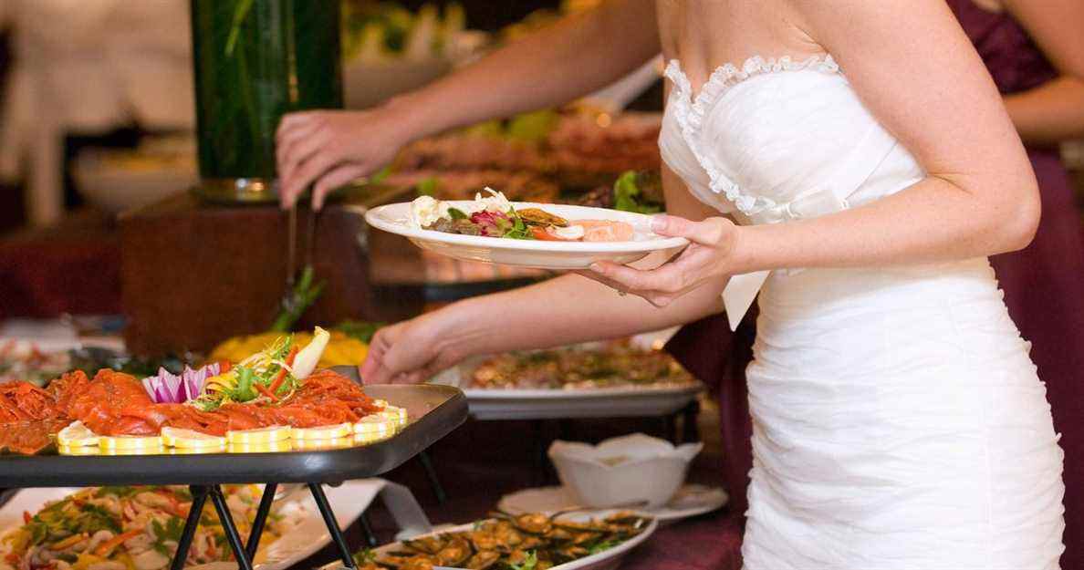 Ne glissez peut-être pas de l'herbe dans votre repas de mariage
