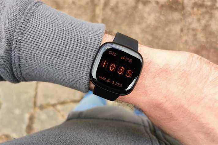 Montre connectée Fitbit Versa 3 au poignet