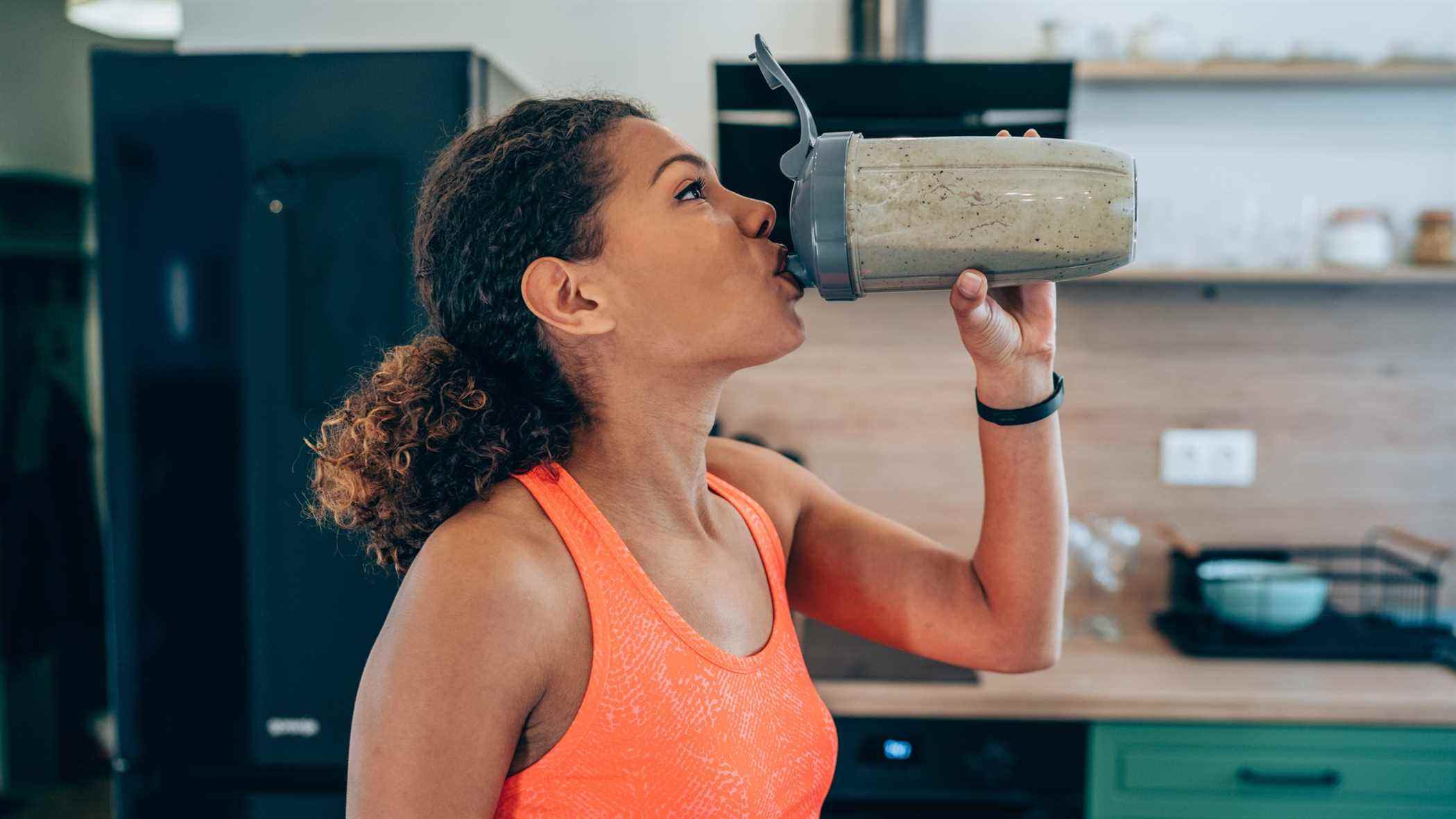 une photo d'une femme avec un shake protéiné