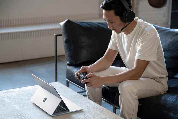 Quelqu'un joue sur un Surface Laptop Studio.