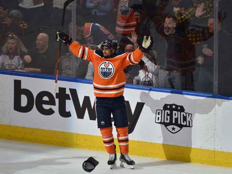 Kane est capable alors qu’il réussit un tour du chapeau dans la victoire décisive des Oilers en séries éliminatoires