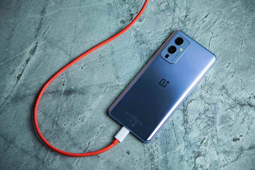 Téléphone Oneplus 9 branché sur un câble de charge