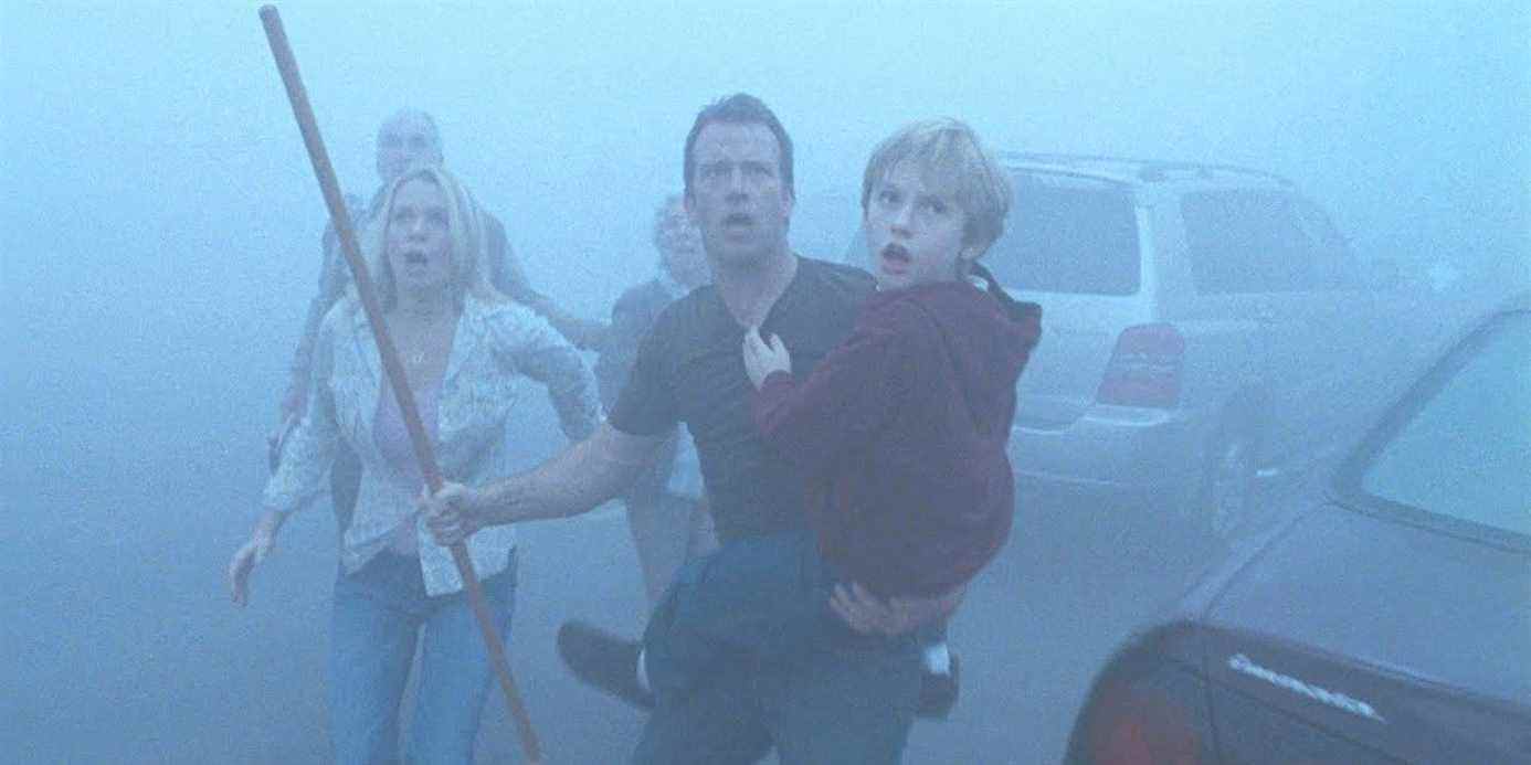 Les protagonistes de Sci Fi 2000 The Mist traversent la brume 