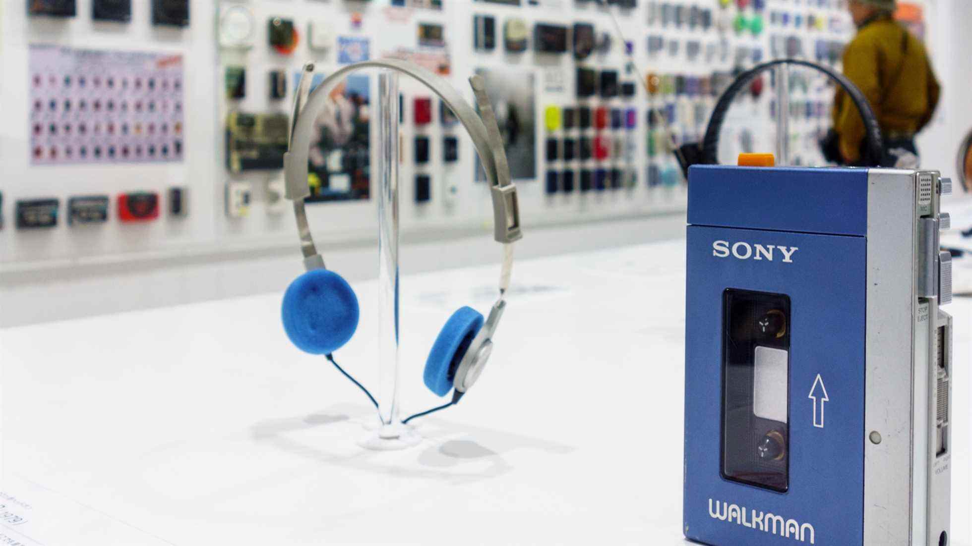 le baladeur sony avec une paire d'écouteurs