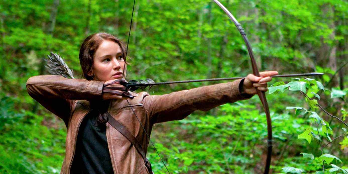 Jennifer Lawrence aiming a bow and arrow in The Hunger Games