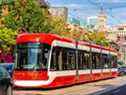 Tramway moderne à Toronto dans une journée ensoleillée, Ontario, Canada