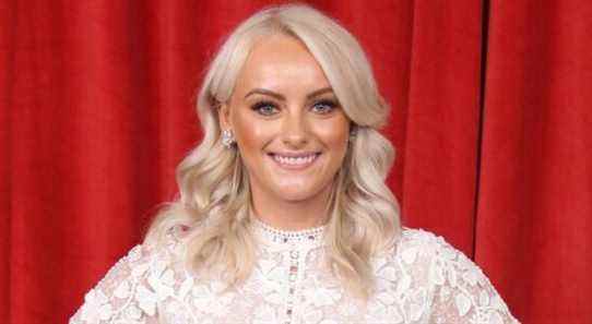 L'ancienne actrice de Coronation Street, Katie McGlynn, retrouve d'anciennes co-stars en vacances