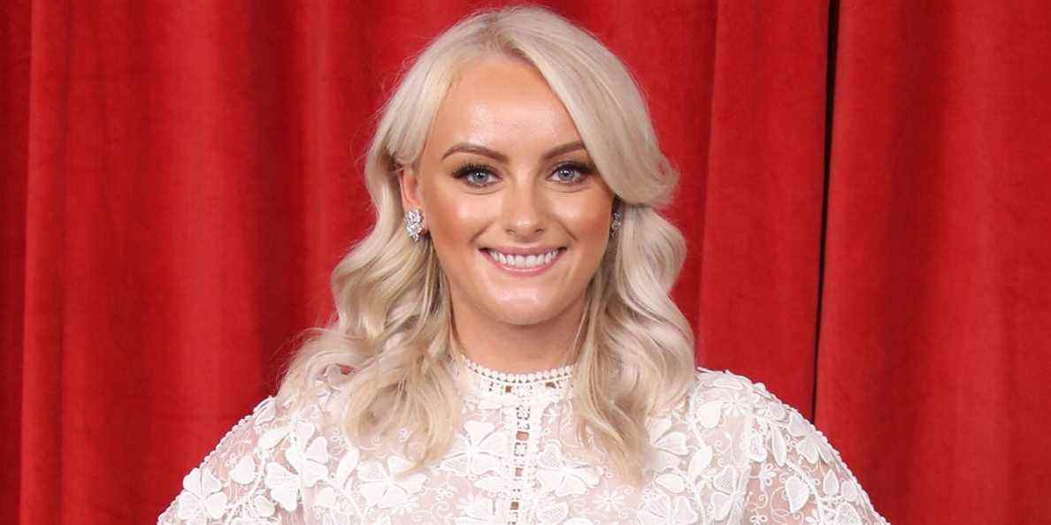 L'ancienne actrice de Coronation Street, Katie McGlynn, retrouve d'anciennes co-stars en vacances

