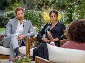 Le prince Harry et Meghan, duchesse de Sussex, sont interviewés par Oprah Winfrey sur cette photo non datée.