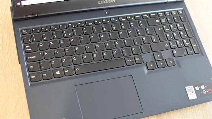 Le clavier et le pavé tactile du portable de jeu Lenovo Legion 5.