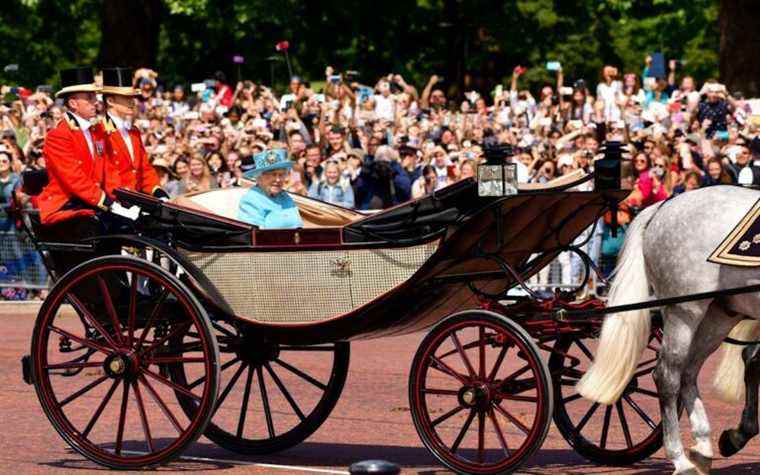 La reine va rompre avec la tradition et « se rendre à Trooping the Color dans un Range Rover »