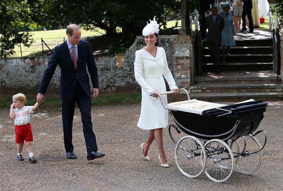 La duchesse de Cambridge, le prince William, le duc de Cambridge, la princesse Charlotte de Cambridge et le prince George de Cambridge quittent l'église Sainte-Marie-Madeleine sur le domaine de Sandringham pour le baptême de la princesse Charlotte de Cambridge 