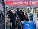 Les gens font la queue sur un site de test COVID-19 contextuel à New York, États-Unis, le 3 décembre 2021. REUTERS/Jeenah Moon