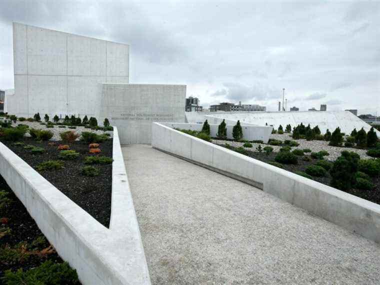 Une séance photo au Monument national de l’Holocauste suscite un tollé : « Vous pensez vraiment que c’est approprié ?