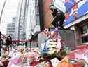 Fleurs et objets au pied de la statue de Guy Lafleur avant le match entre les Bruins de Boston et les Canadiens de Montréal au Centre Bell le 24 avril 2022.