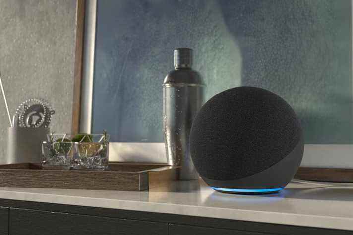 Amazon Echo assis sur une table d'appoint.