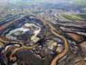 Une vue aérienne de l'exploitation de sables bitumineux de Canadian Natural Resources Ltd. près de Fort McKay, en Alberta.