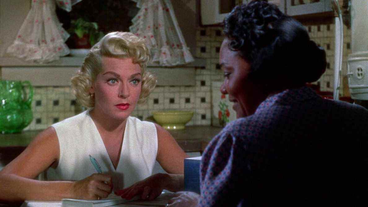 Lora (Lana Turner) et Annie (Juanita Moore) assises l'une en face de l'autre à table dans Imitation of life (1959).