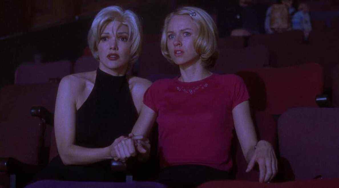 Rita (Laura Harring) et Betty (Naomi Watts) ont l'air dérangées dans un théâtre de Mulholland Drive.