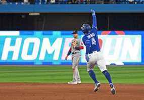 Le voltigeur droit des Blue Jays de Toronto George Springer (4) fait le tour des buts après avoir réussi un circuit de deux points en neuvième manche contre les Red Sox de Boston au Rogers Centre.  Dan Hamilton - USA AUJOURD'HUI Sports