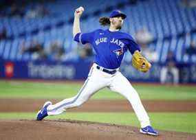 Kevin Gausman # 34 des Blue Jays de Toronto livre un lancer en première manche lors d'un match de la MLB contre les Red Sox de Boston au Rogers Center le 26 avril 2022 à Toronto.  (Photo de Vaughn Ridley/Getty Images)