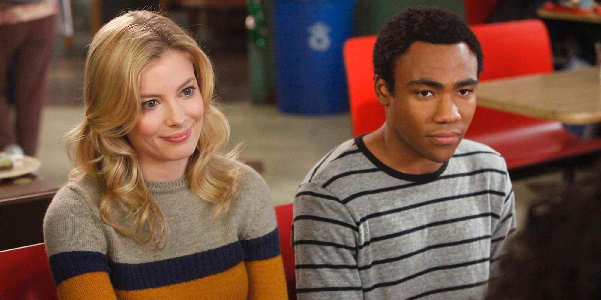 Donald Glover dans le rôle de Troy assis à côté de Gillian Jacobs dans le rôle de Britta à la cafétéria de Greendale