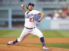 Trevor Bauer des Dodgers de Los Angeles lance le premier lancer de la première manche contre les Giants de San Francisco au Dodger Stadium le 28 juin 2021 à Los Angeles, en Californie.