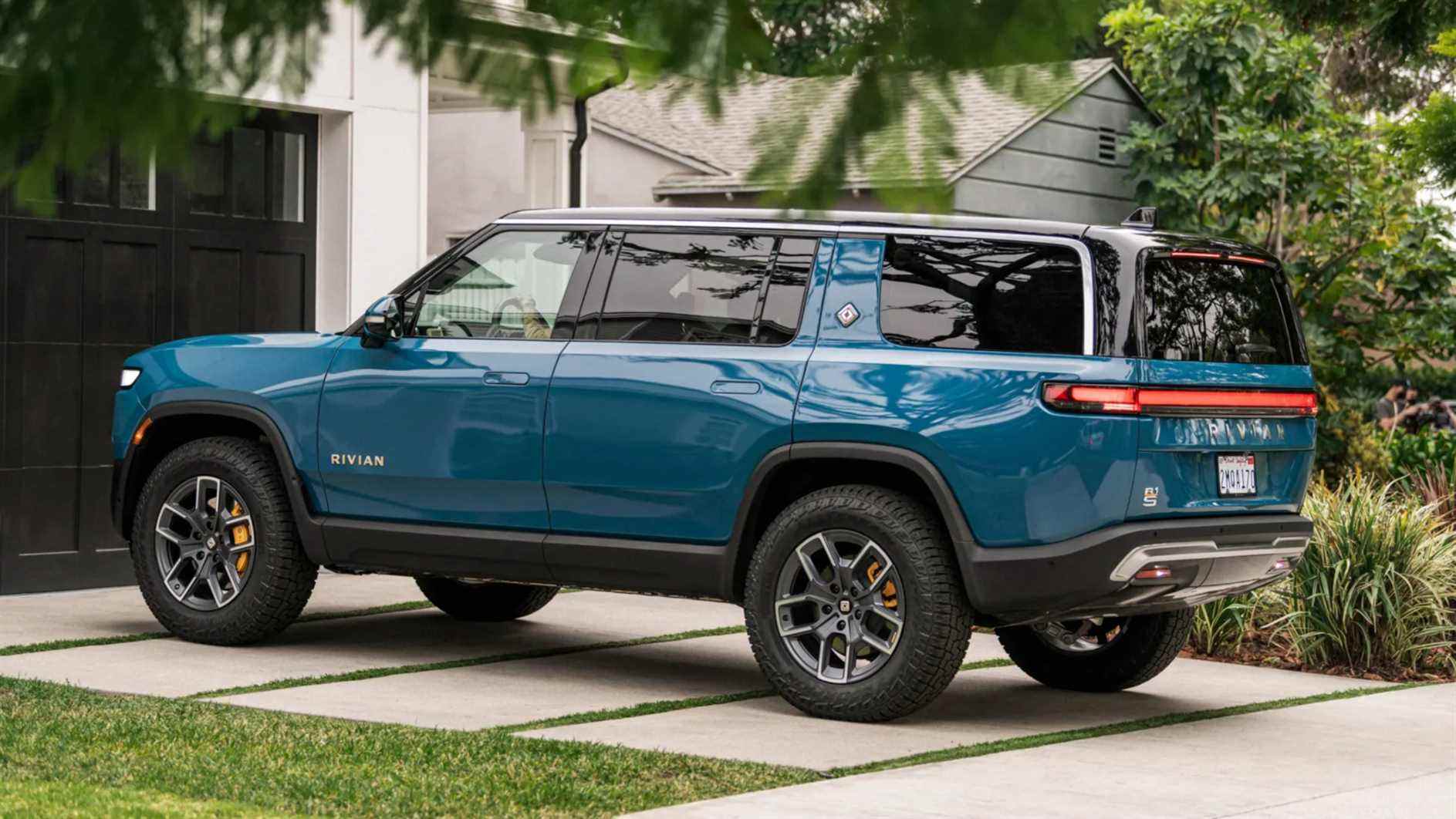 rivian r1s sur une allée