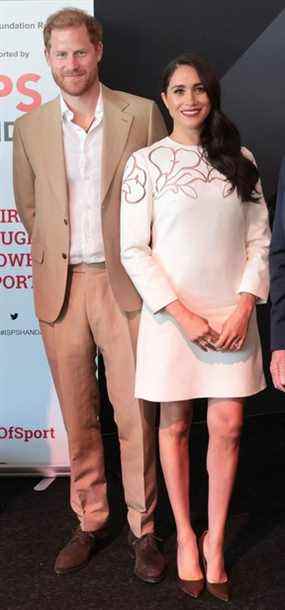 Le prince Harry et Meghan posent à la réception de l'IGF lors de la deuxième journée des Jeux Invictus de La Haye 2020 au Zuiderpark le 17 avril 2022 à La Haye, aux Pays-Bas.  (Photo de Chris Jackson/Getty Images pour la Fondation Invictus Games)