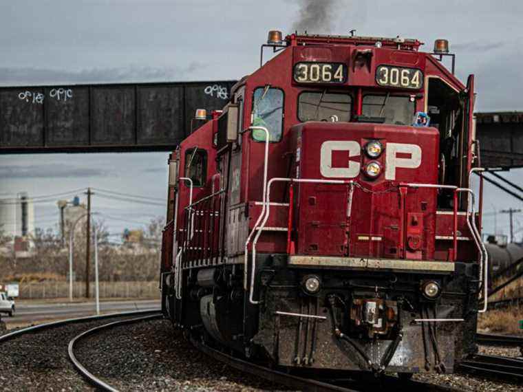 Les revenus de CP Rail fléchissent en raison d’un mauvais hiver, de la baisse des expéditions de céréales et d’un conflit de travail